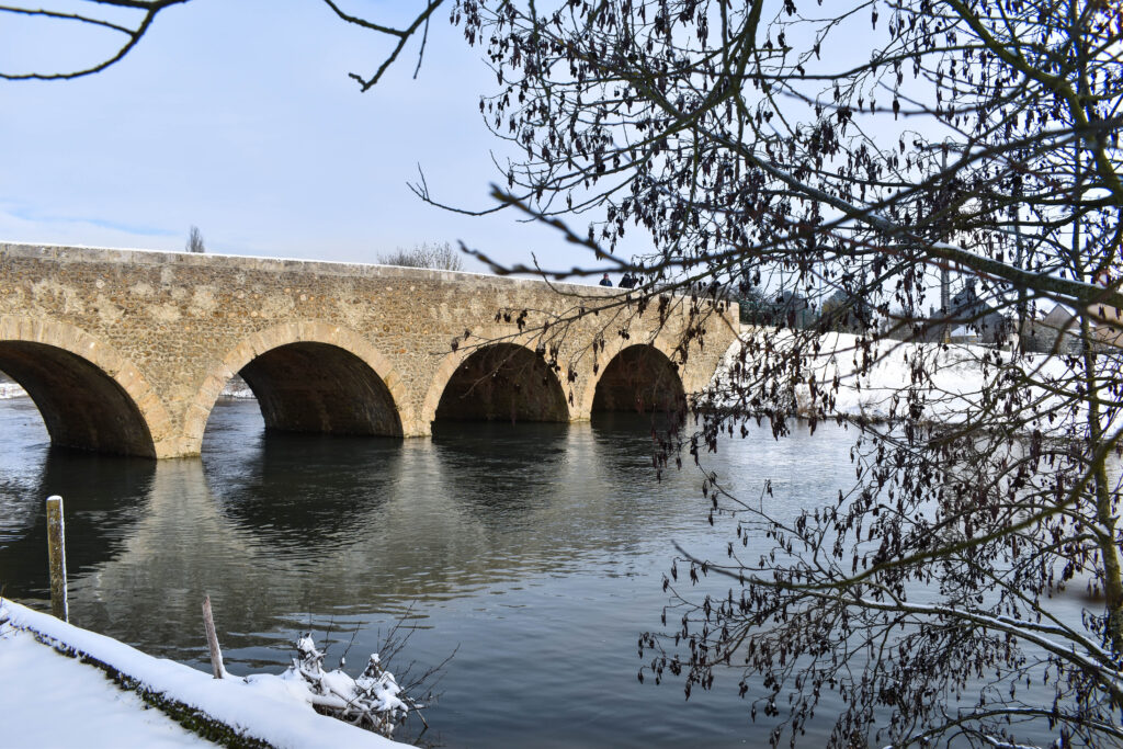 Pont sous la neige